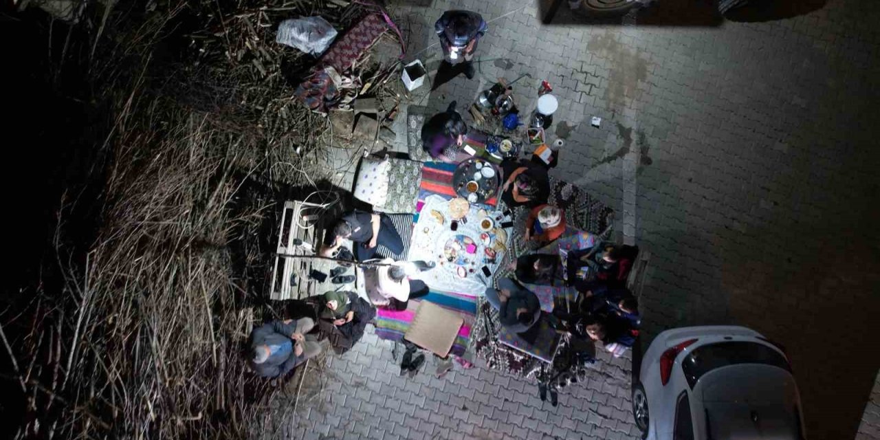 Depreme Yakalanan Vatandaşlar Geceyi Dışarıda Geçiriyor