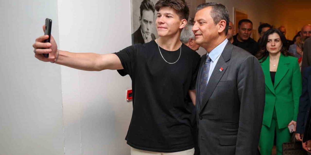 Chp Genel Başkanı Özel: "Bugün Beka Sorunu Her 4 Gençten Üçünün Bavulları Zihninde Toplamış Olmasıdır"