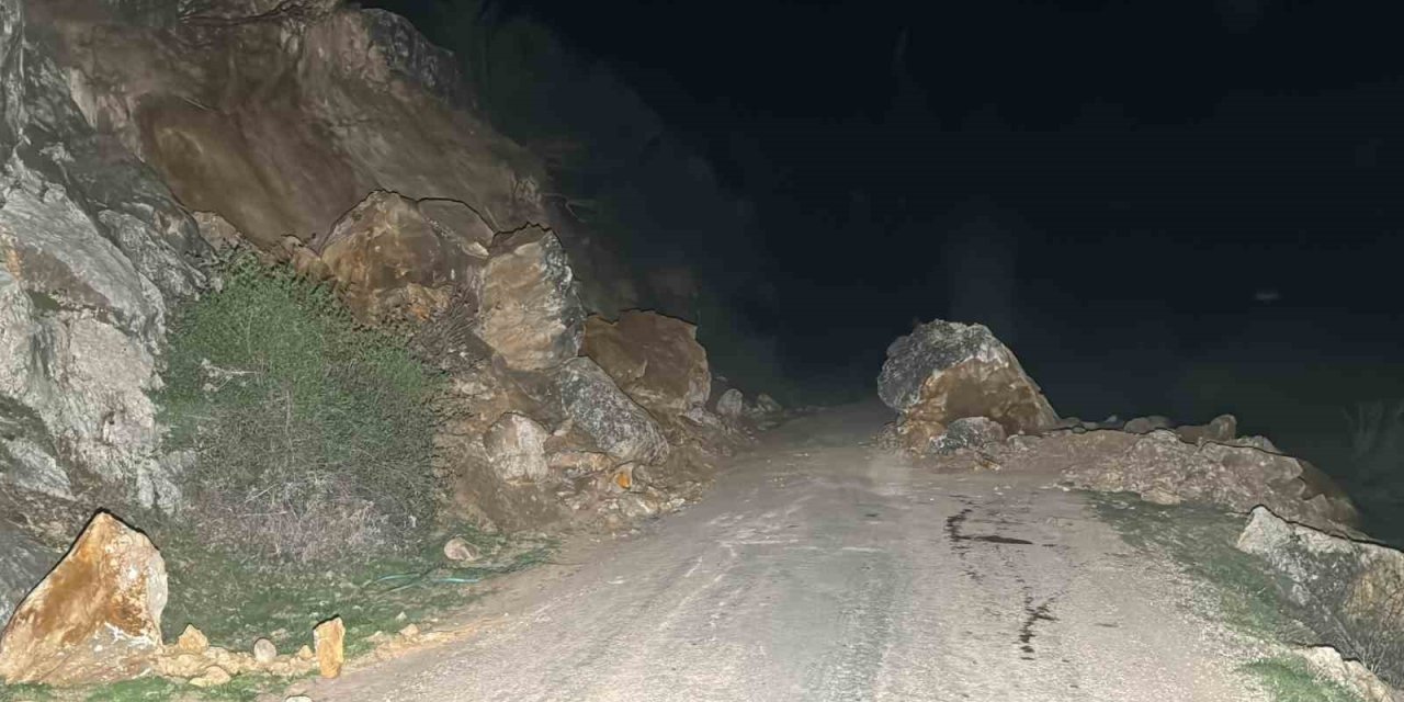 Deprem Sonrası Heyelan Yolu Kapattı, Heyelan Ve Deprem Anı Anbean Kaydedildi