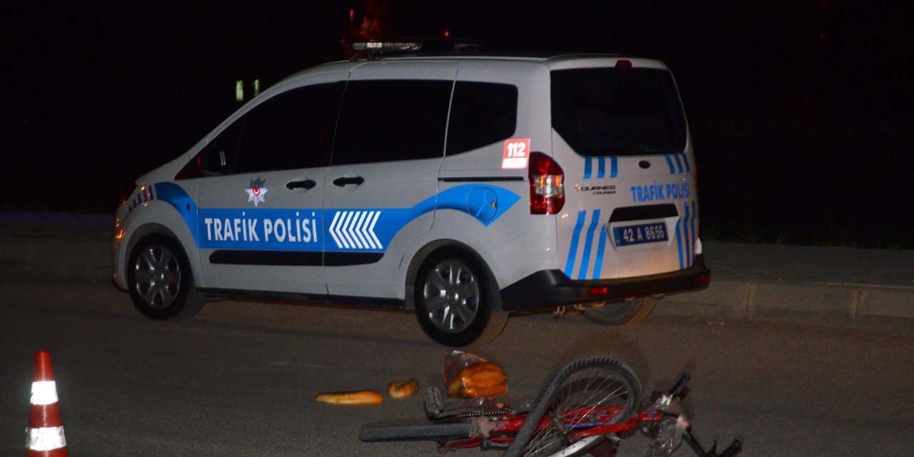 Otomobilin Çarpıp Kaçtığı Bisiklet Sürücüsü Öldü; Ekmekleri Etrafa Saçıldı