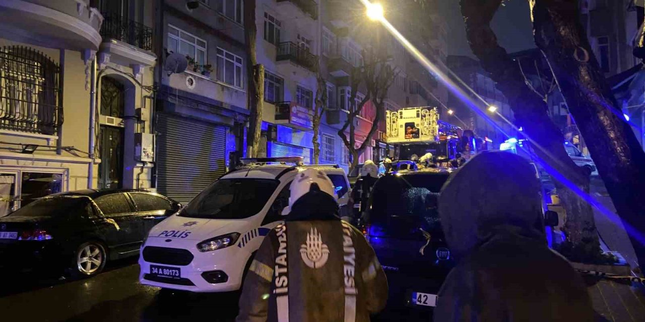 Fatih’te Hareketli Gece: Komşusunun Kapısına Balyoz Ve Matkapla Saldırıp Kapıyı Ateşe Verdi