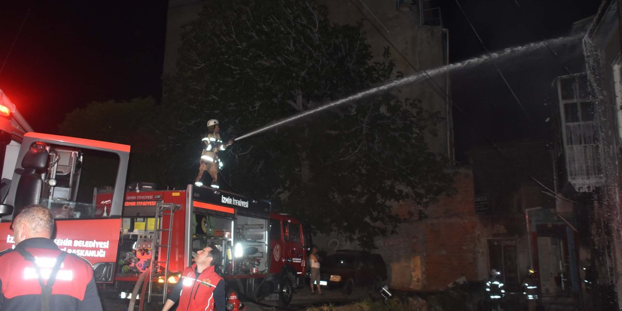 İzmir’de Tekstil Atölyesinde Yangın; Çevredeki Binalarda Oturanlar Tahliye Edildi