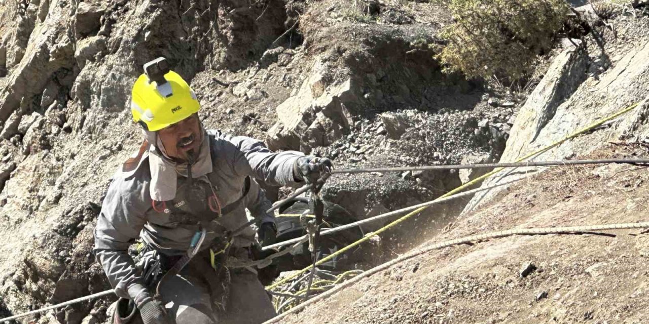 Yüksekova’da Heyelan Sonrası Dağcılar Devreye Girdi