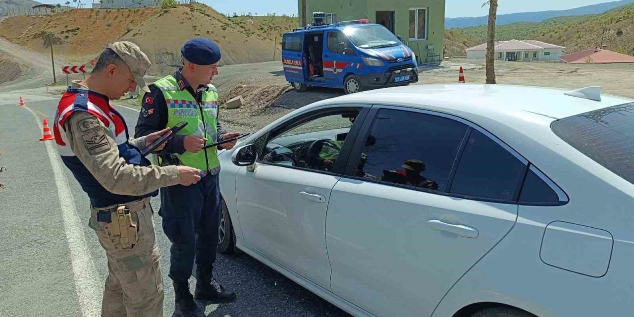 Elazığ’da Huzurlu Sokaklar Narkotik Uygulaması: 3 Bin 692 Kişi Sorgulandı, 33 Şahıs Yakalandı