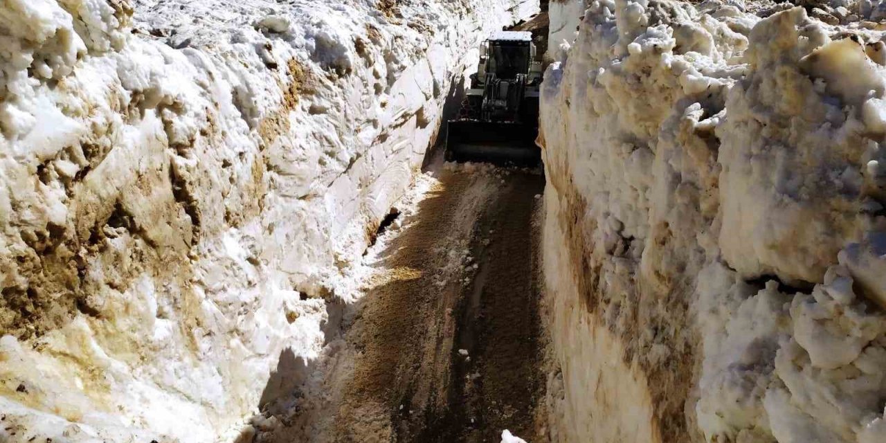 Yüksekova’da 5 Metreyi Bulan Karda Yol Açma Çalışması