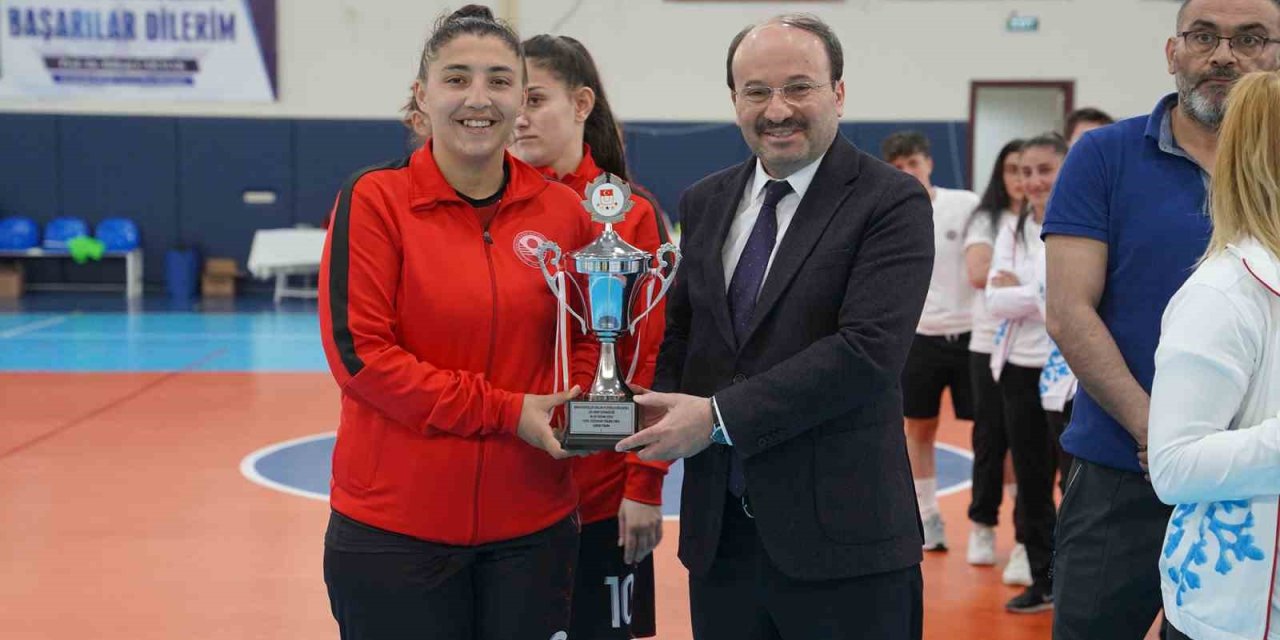 Futsal Kadınlarda Gümüşhane Şampiyon