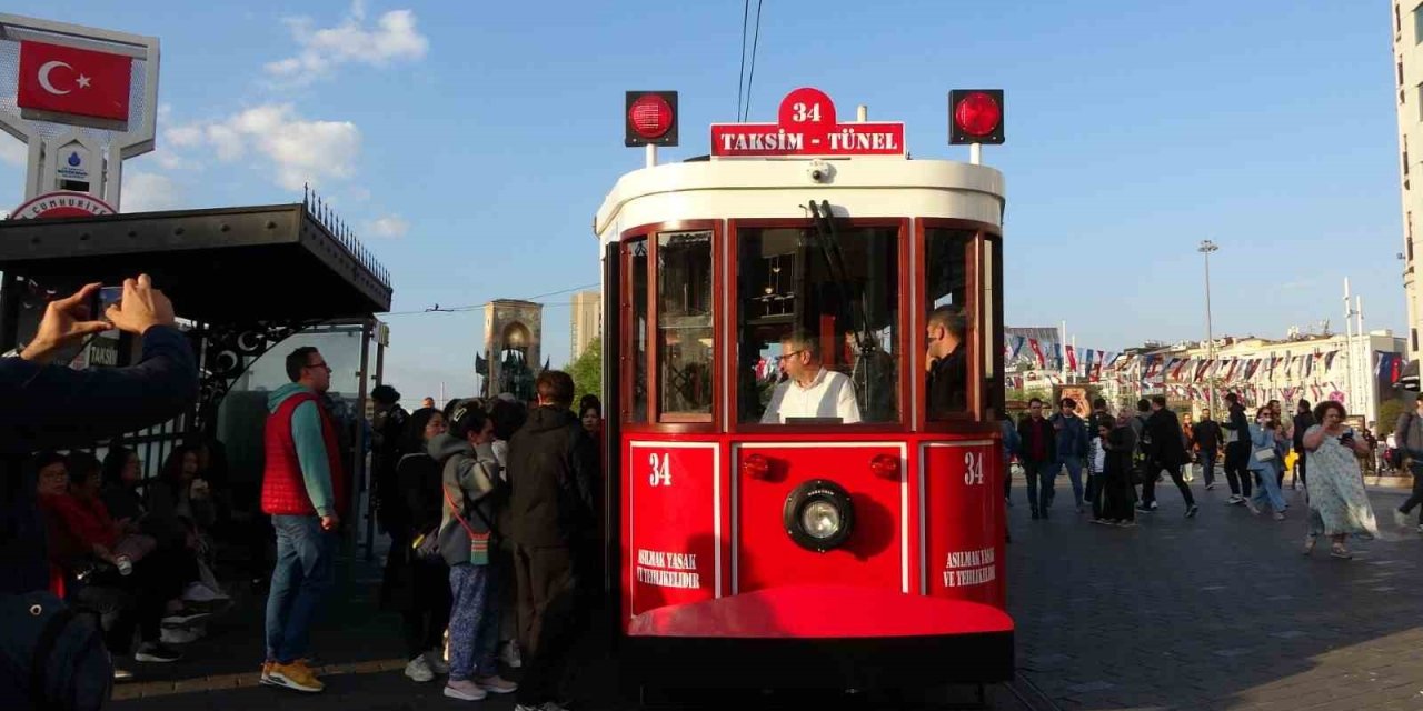 Taksim’de Test Sürüşüne Çıkan Akülü Nostaljik Tramvaya Vatandaşlar Yoğun İlgi Gösterdi