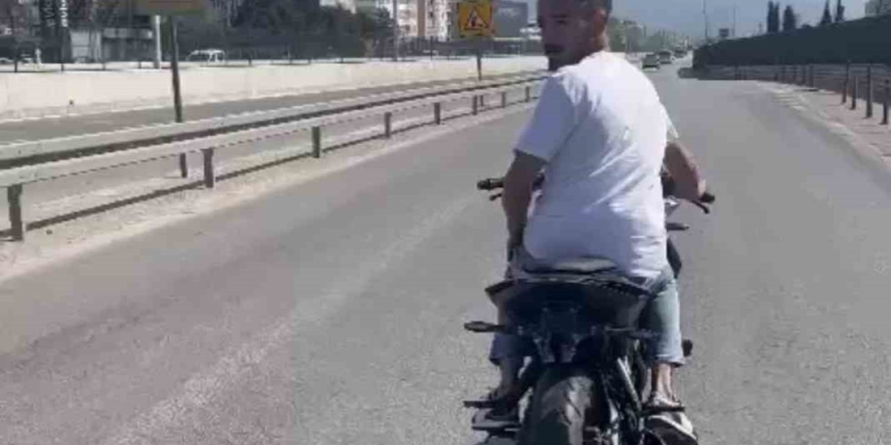 Motosikleti Yatarak Kullandı, Canını Hiçe Saydı