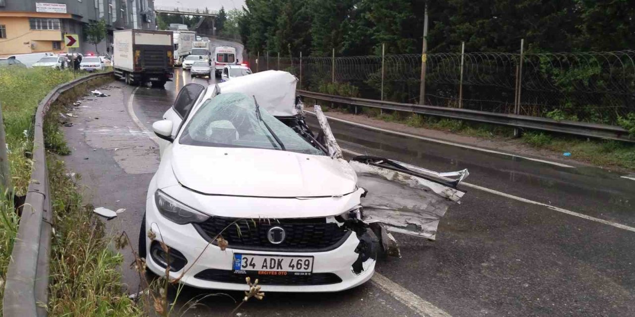 Sultanbeyli’de Kamyon İle Otomobil Çarpıştı: 2 Ölü, 4 Yaralı