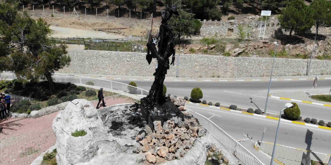 Köpekçi Nuri Efe Abidesini 13 Yaşındaki Çocuk Yakmış