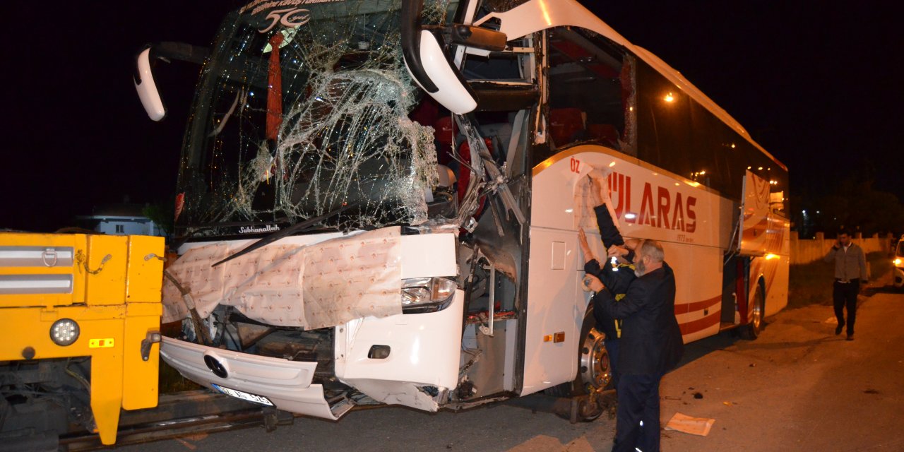 Tır'la Çarpışan Otobüs, Öğrenci Yurdunun Duvarına Çarptı: 3 Yaralı