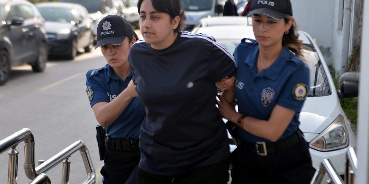 ‘Bu Kadın Değil, Kapıyı Açmayın’ Dedikleri İçin Bıçaklamış