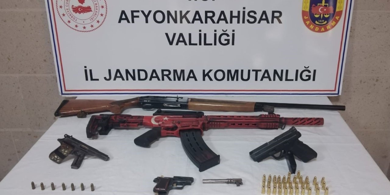 Ellerindeki Ruhsatsız Tabanca Ve Tüfekleri Satamadan Yakalandılar