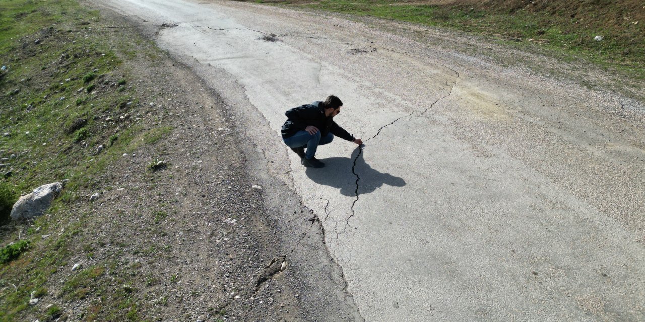 Deprem Bölgesi Havadan Görüntülendi; Yolda Çatlaklar Oluştu (2)