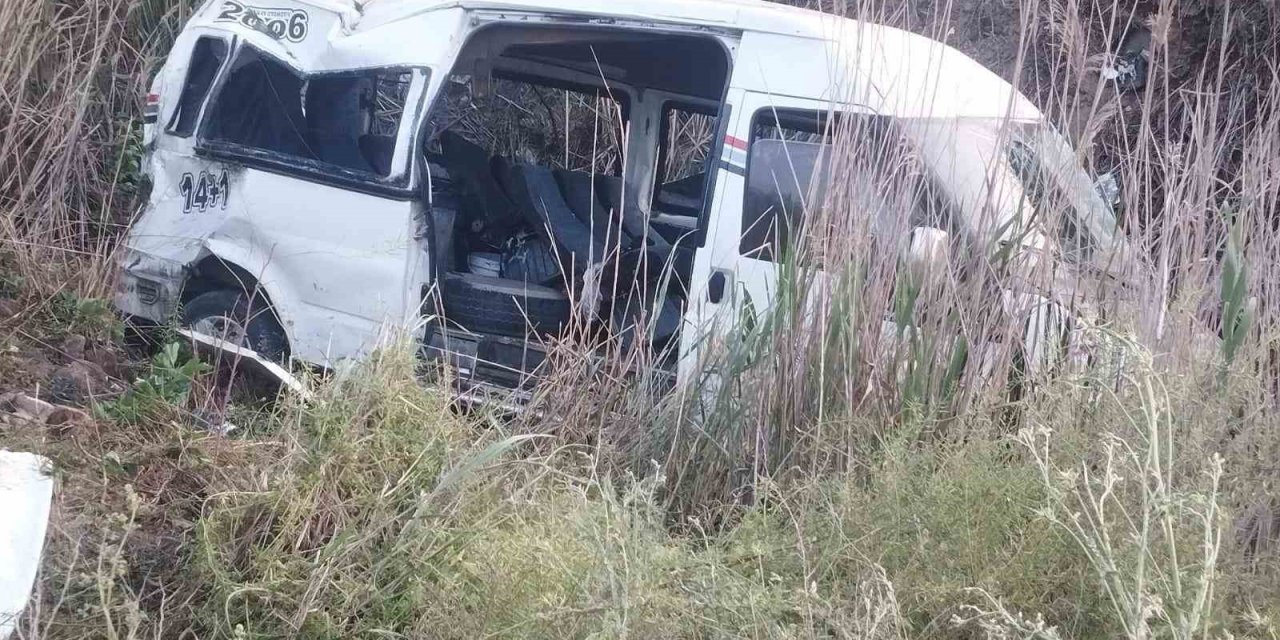 Tarım İşçilerini Taşıyan Minibüs Devrildi: 14 Hafif Yaralı