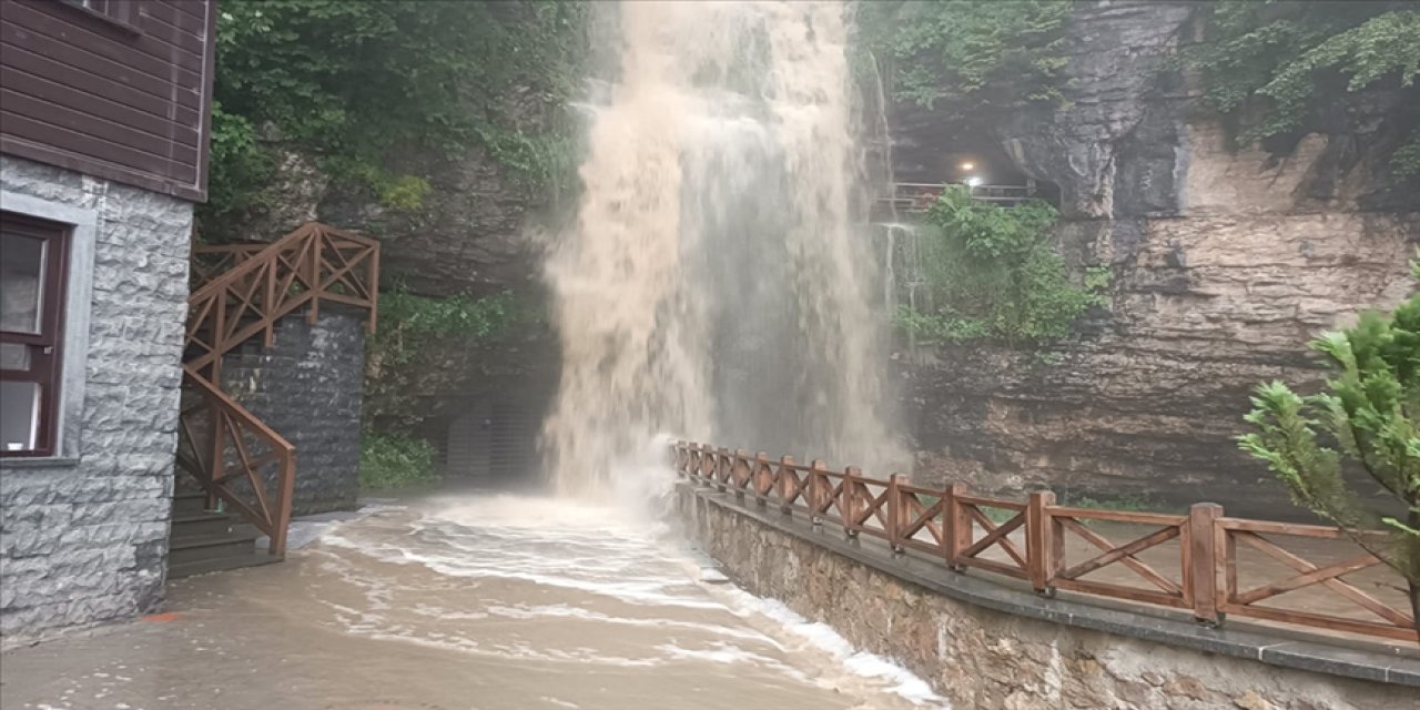 Trabzon'da Çal Mağarası'na giriş, debisi yükselen şelale nedeniyle kapatıldı