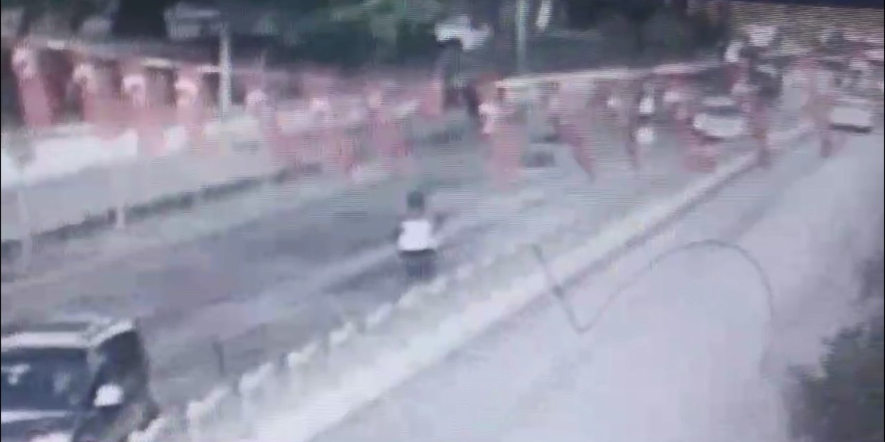 Motosikletin Yayaya Çarptığı Kaza Kamerada: 2 Yaralı