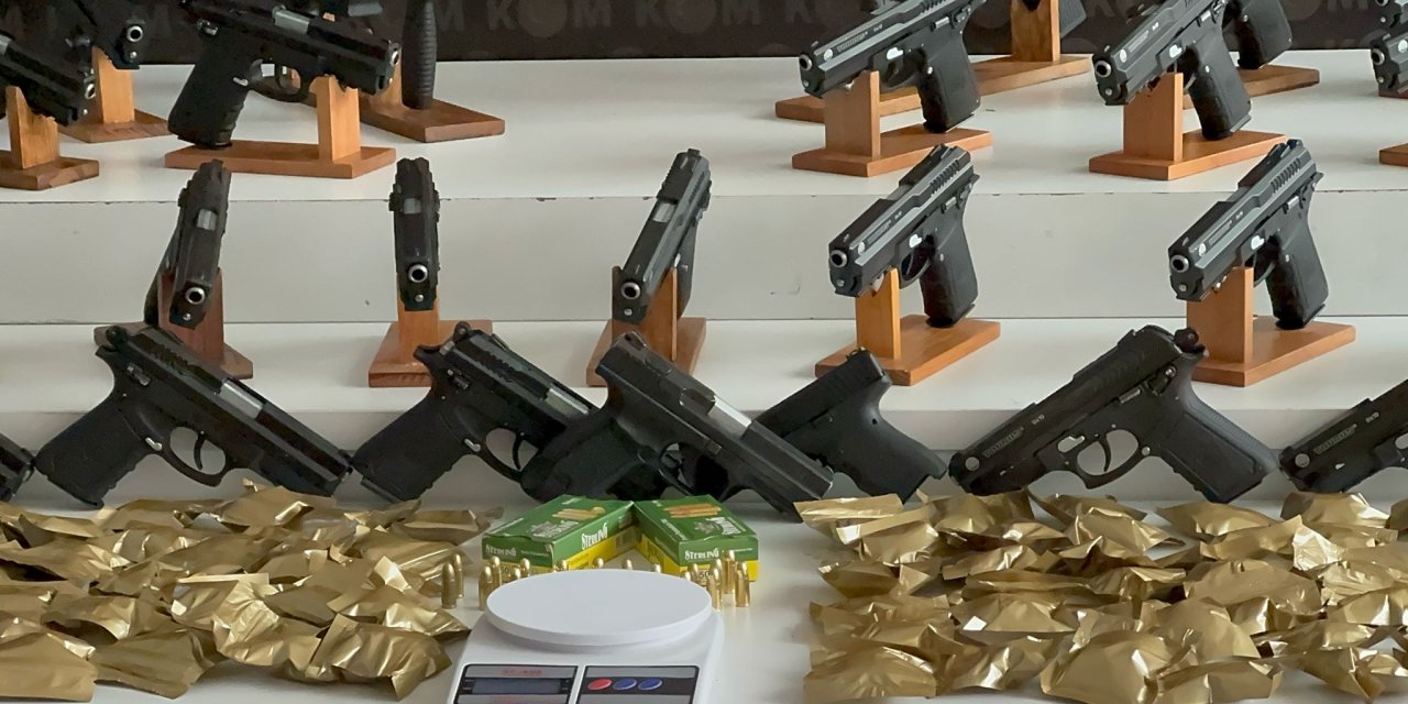 İstanbul - İstanbul'da Suç Örgütlerine Yönelik "Mahzen-29" Operasyonunda Ele Geçirilenler Sergilendi