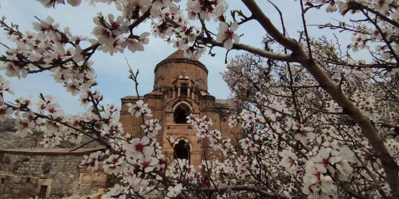 Akdamar Adası Gündüz Ayrı Gece Ayrı Güzel