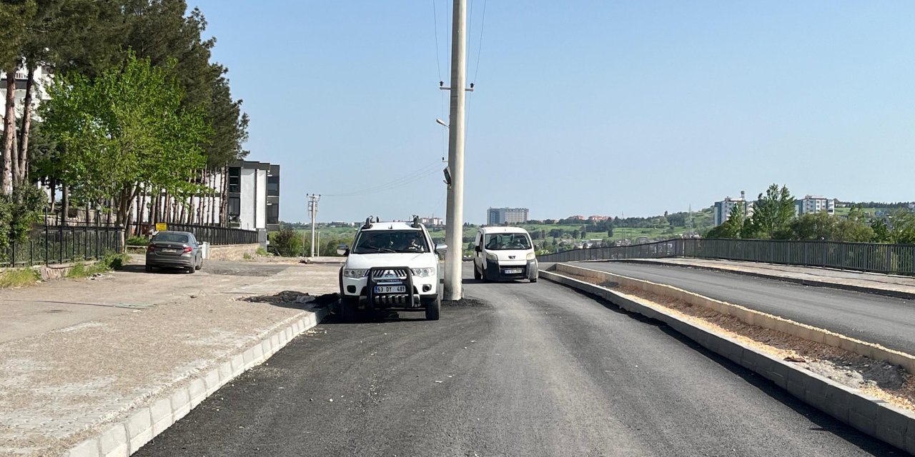 Yol Yapımında Elektrik Direkleri Cadde Ortasında Kaldı; Otobüs Ve Servisler Giremiyor