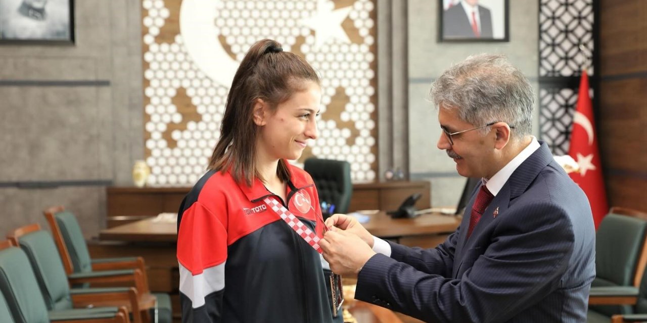 Vali Çelik Milli Boksörü Ödüllendirdi