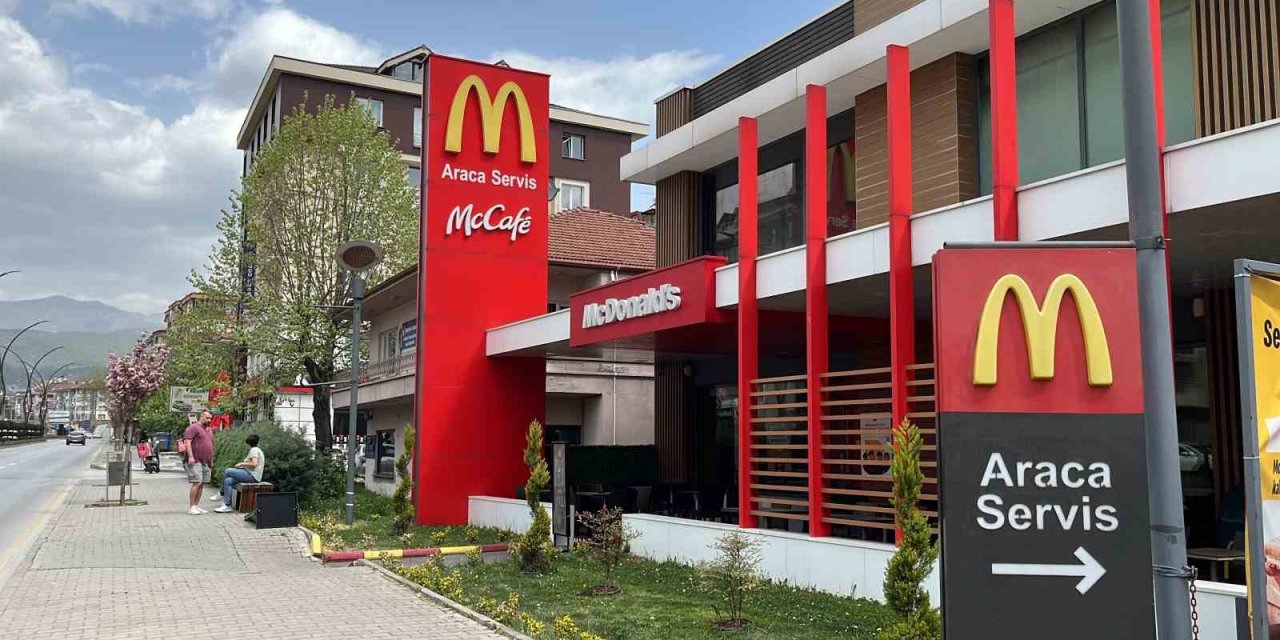 Arapça Tabelalar Kalktı, İngilizce Tabelalar Duruyor: “O Zaman İngilizce Tabelalar Da Kaldırılsın”