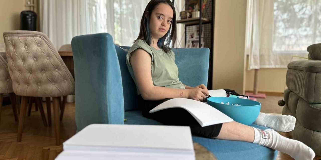 Kağıt Yırtmak Down Sendromlu Genç Kızın Terapisi Oldu