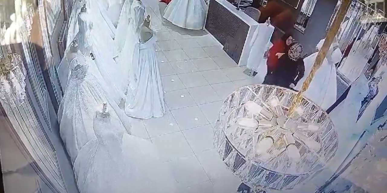 Sivas’ta Gelinlikçide Deprem Anı Güvenlik Kamerasında