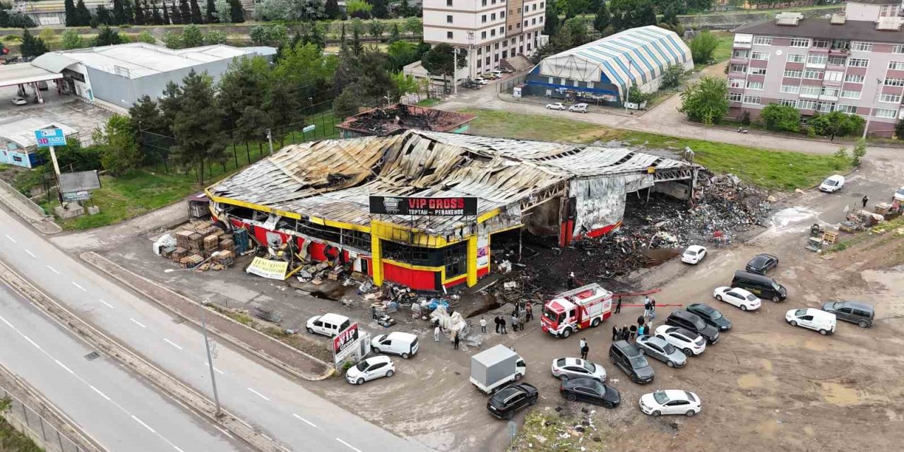 Yangında Küle Dönen Marketin Hasarı Havadan Görüntülendi