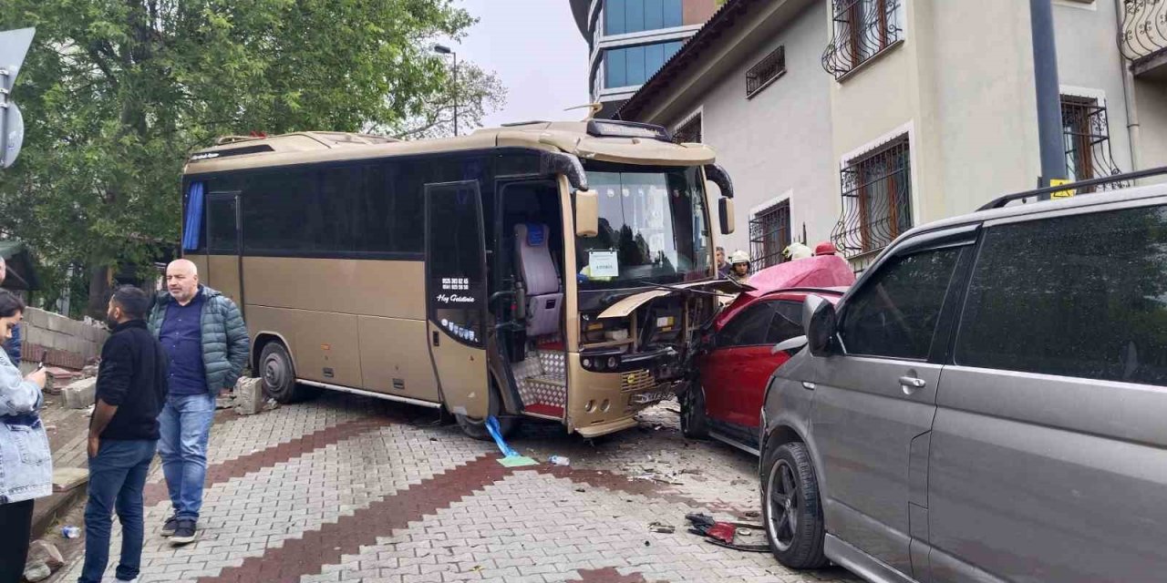 Üsküdar’da Öğrencileri Taşıyan Servis Kaza Yaptı