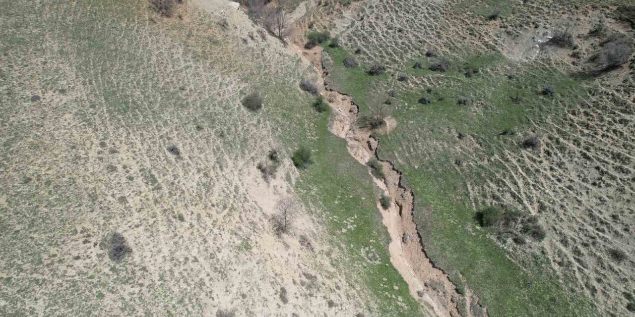 Tokat’ta Kırılmanın Olduğu Fay Hattı Dron İle Görüntülendi