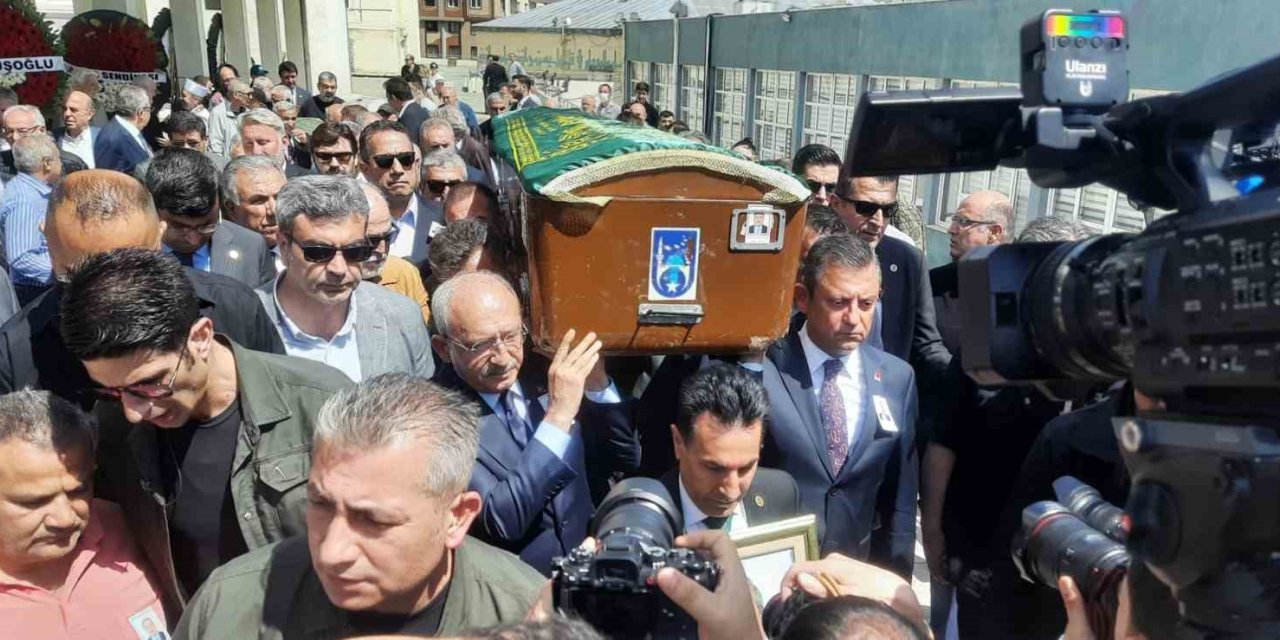 Chp Lideri Özgür Özel, Chp Tbmm Grup Müdürü Levent Bayraktar’ın Cenaze Namazına Katıldı