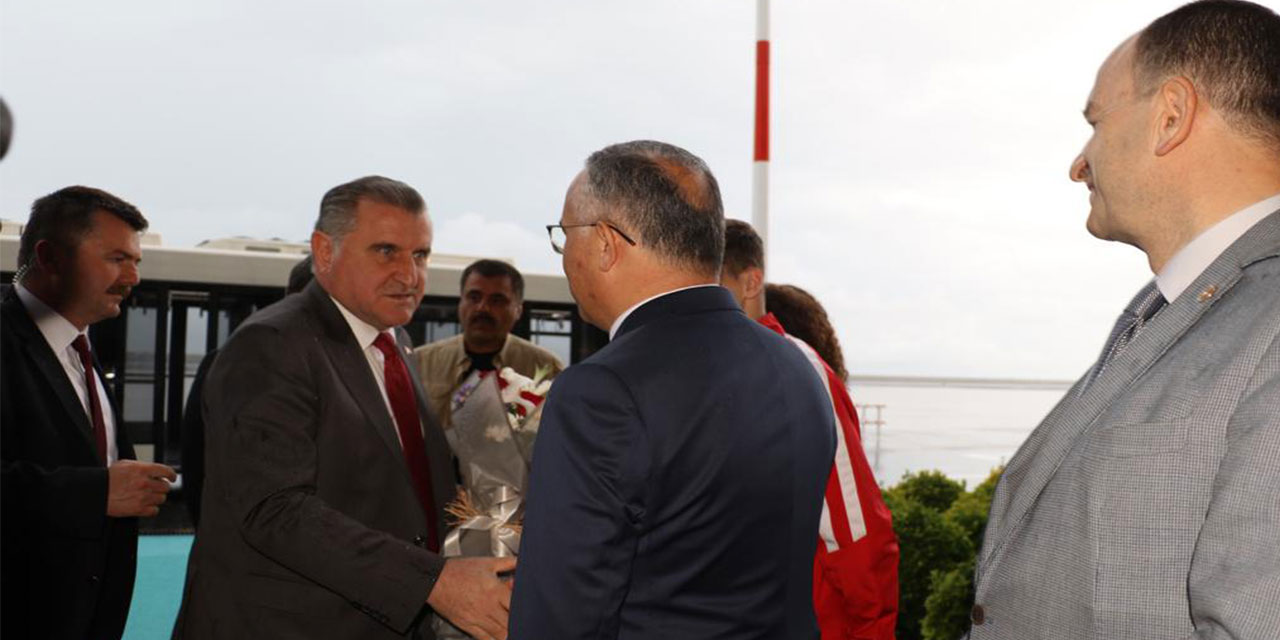 Bakan Bak, Rize Artvin Havalimanında karşılandı