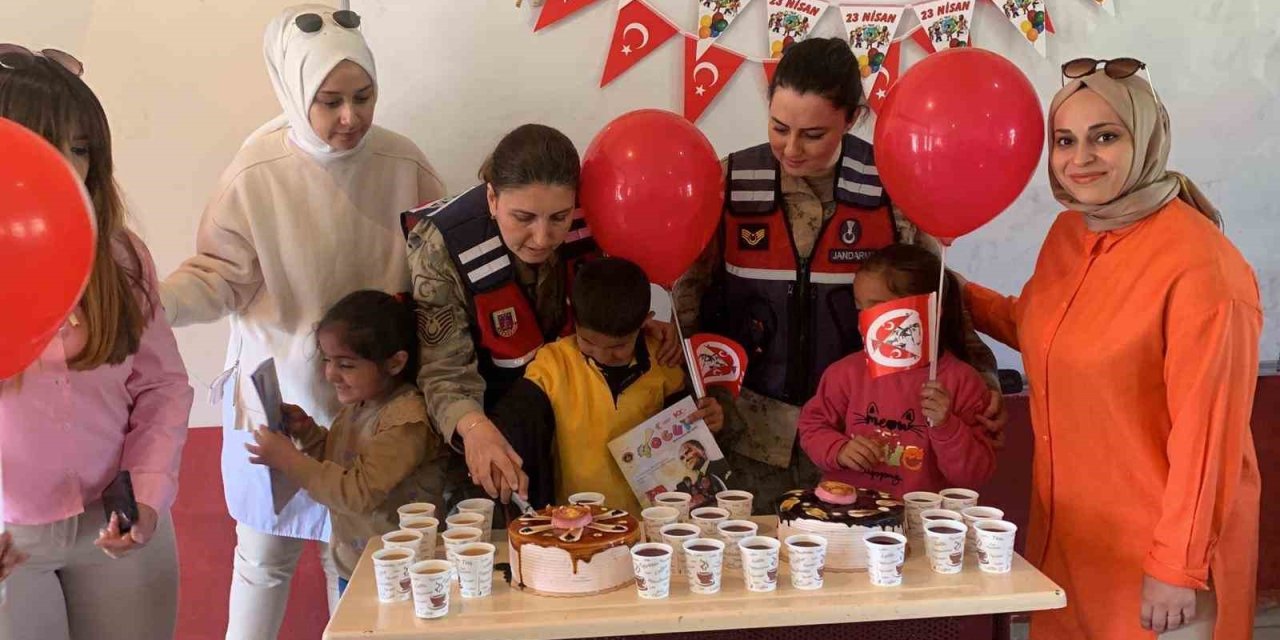 Ağrı’da Jandarmadan Miniklere 23 Nisan Sürprizi