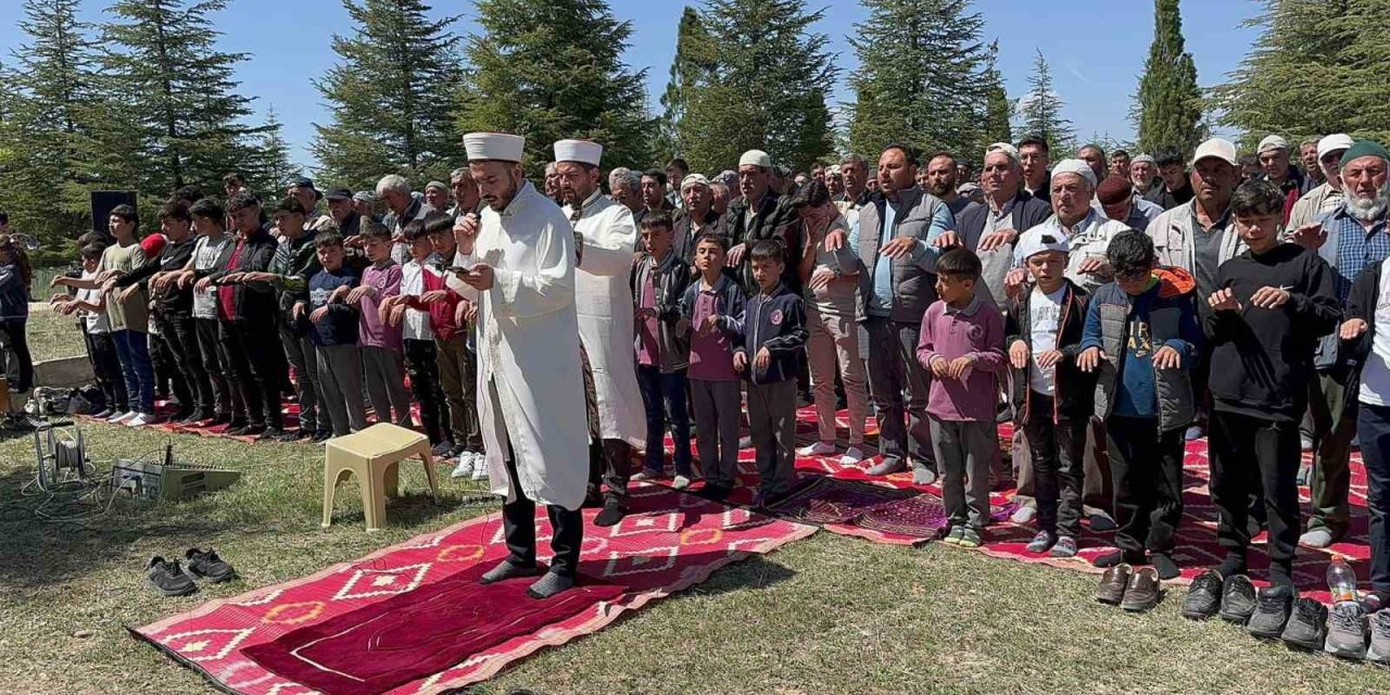 Yağmur Duasına Çıkıp 4 Bin Kişilik Hayır Yaptılar