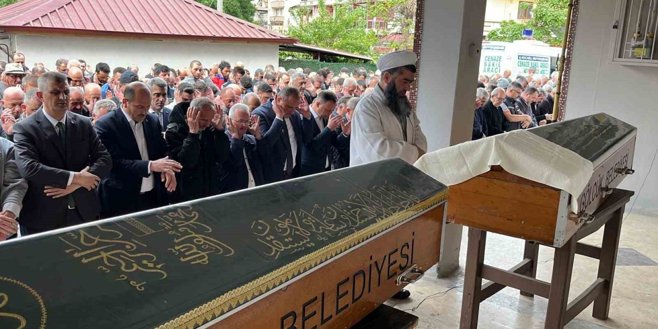 Define Ararken Mağarada Ölen Baba İle Oğlu Toprağa Verildi