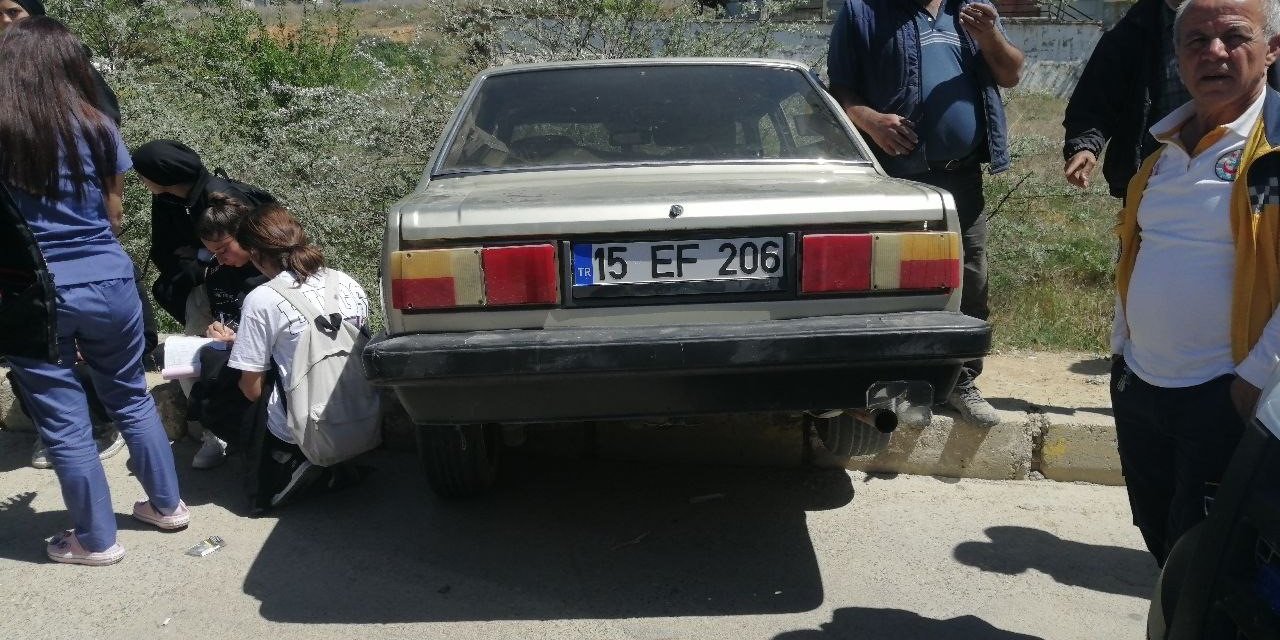 Ehliyetsiz Sürücü Ortalığı Karıştırdı: Kendi Aracı Kaldırıma Çarptı, 2 Araç Birbirine Girdi