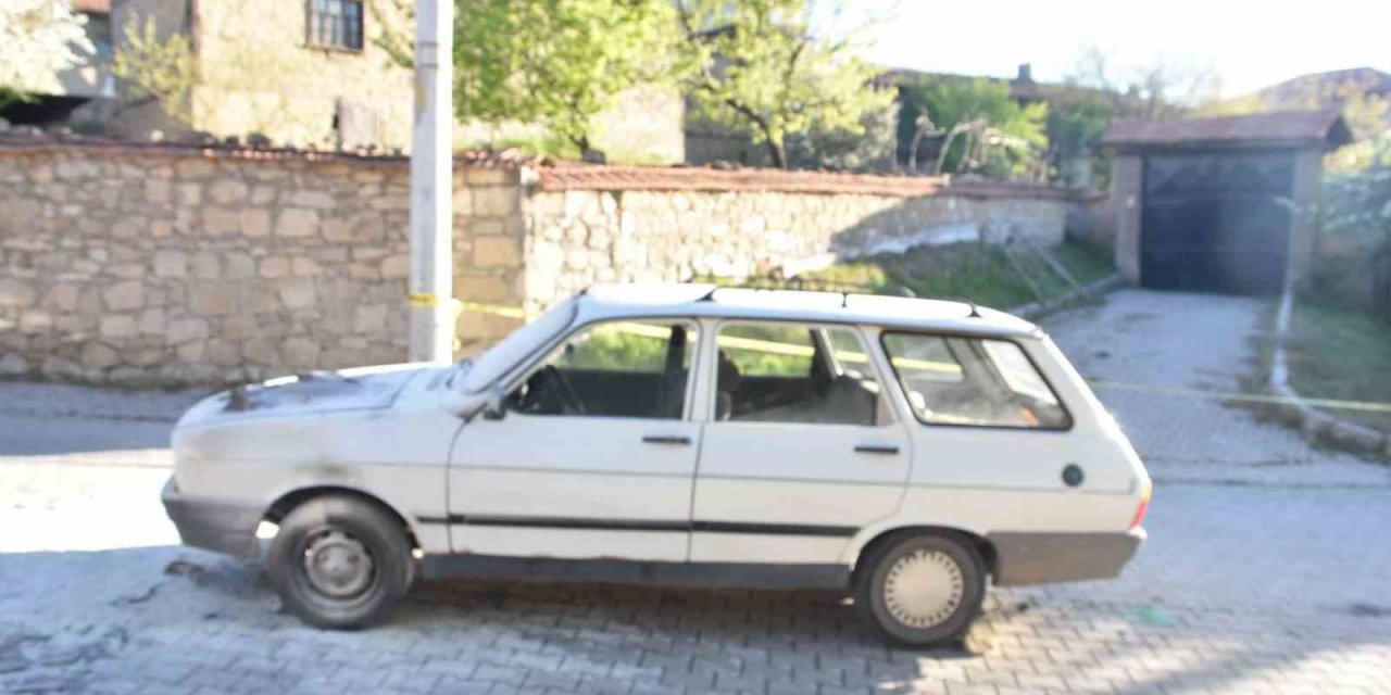 Yanan Arabasını Söndürürken Kalp Krizi Geçirdi