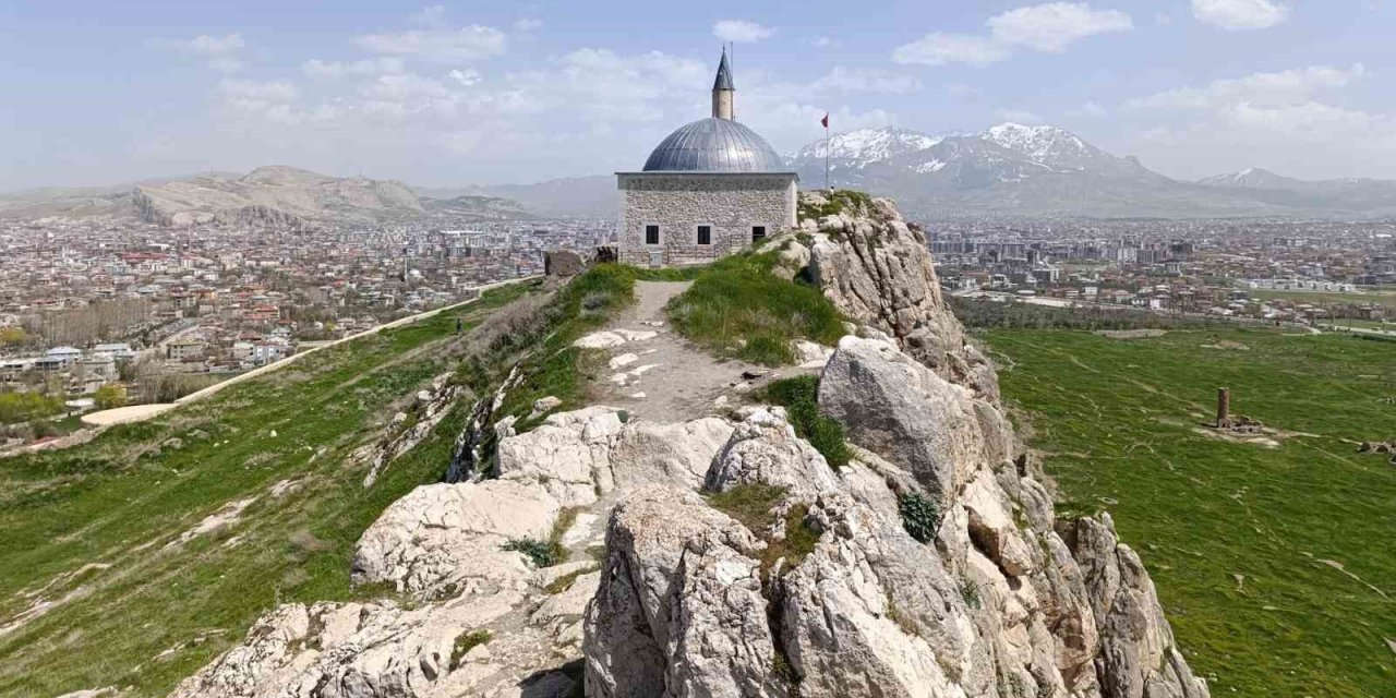 Osmanlı’nın Van’daki Sembolü Yeniden İbadete Açıldı