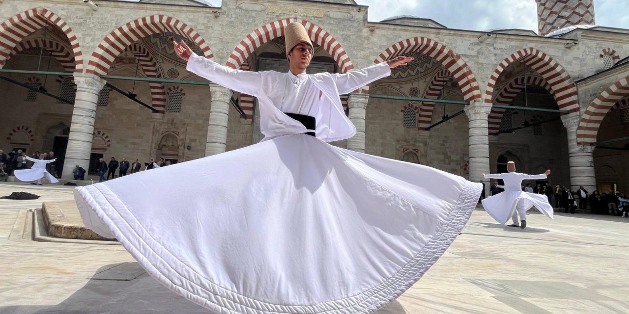 Turizm Haftası'nda Lise Öğrencilerinden Cami Avlusunda Sema Gösterisi