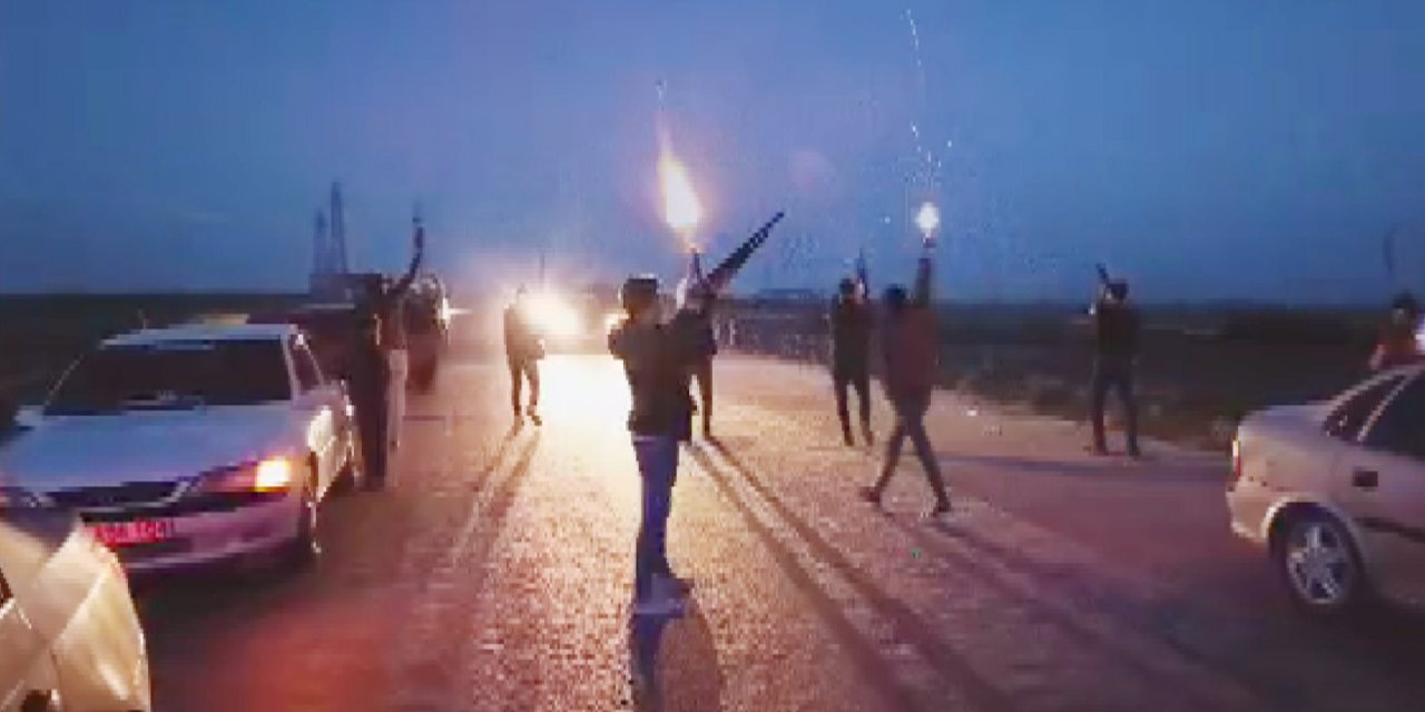 Yolu Kapatıp, Silahlarla Havaya Ateş Açtılar; Jandarma Yakalamak İçin Çalışma Başlattı