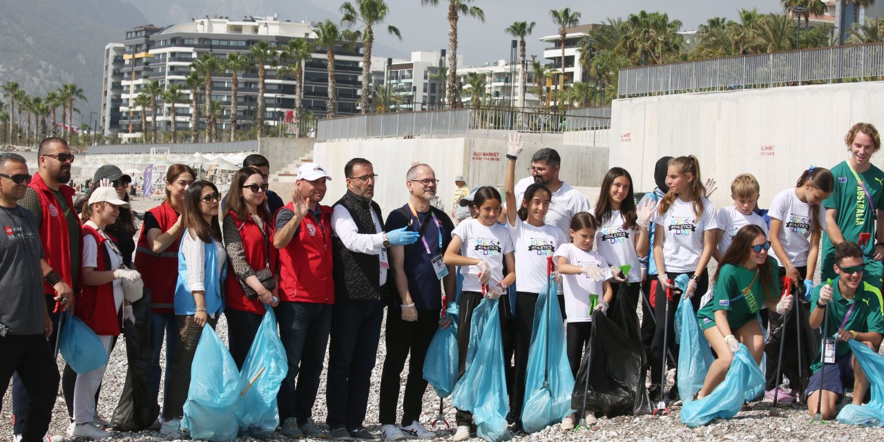 Dünya Şampiyonası'na Katılacak Atletler Çöp Topladı