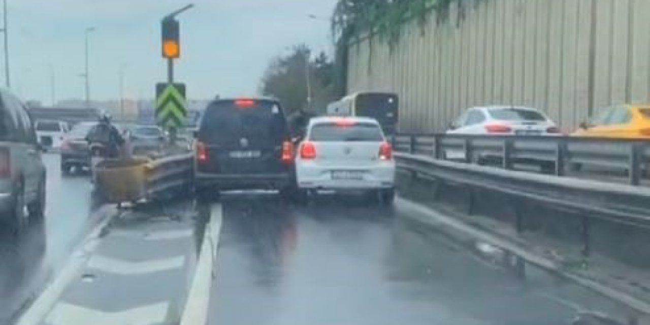 İki İnatçı Sürücü Bahçelievler Yan Yol Girişindeki Bariyerlere Böyle Sıkıştı