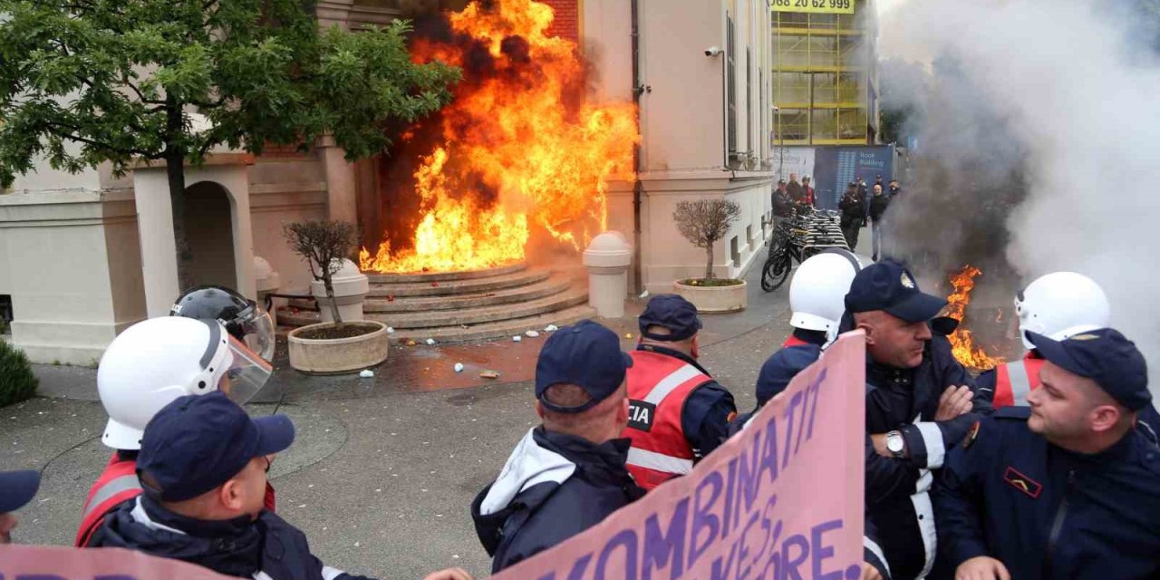 Tiran’ Da Belediye Binası Ateşe Verildi