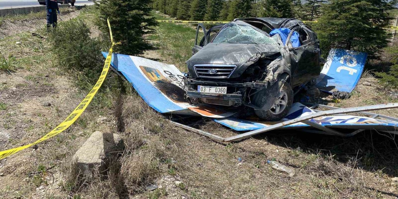 Otomobil Tabelaya Çarpıp Takla Attı: 1 Ölü