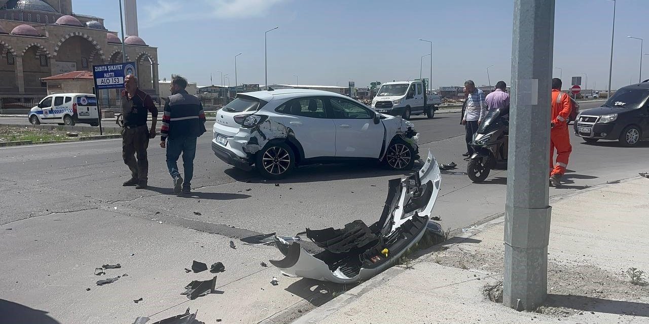 Aksaray’da Tır İle Çarpışan Otomobil Hurdaya Döndü: 1 Yaralı