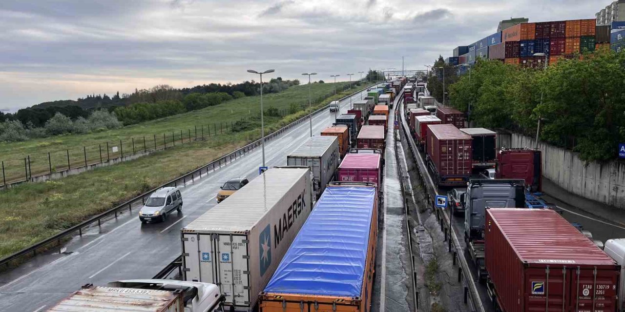 Ambarlı Liman Yolu’nda Oluşan Tır Kuyruğu Havadan Görüntülendi