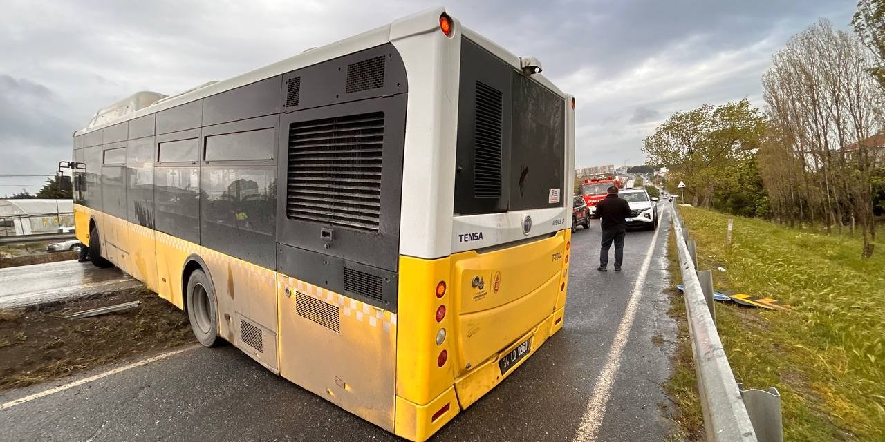 İstanbul- Büyükçekmece'de İett Otobüsü Bariyerlere Çarptı