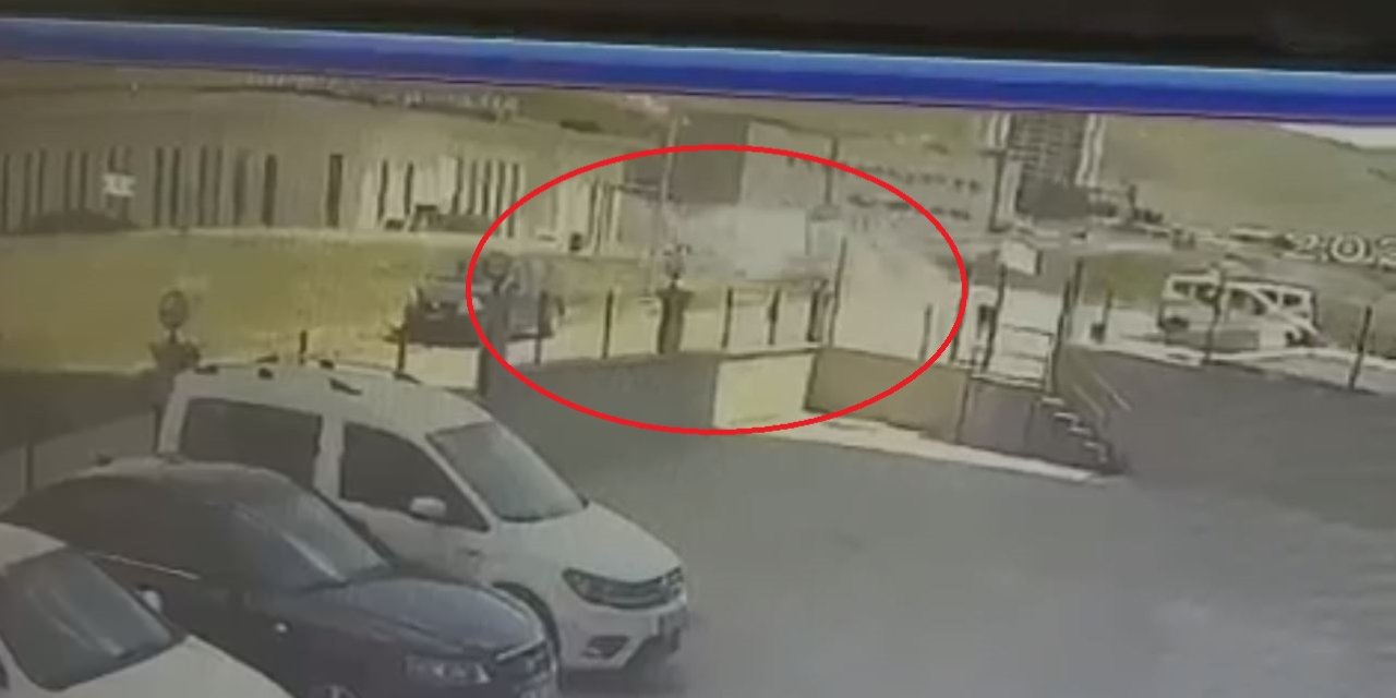 Ankara'da Otomobilin Otobüs Durağına Çarpması Kamerada; 3 Yaralı