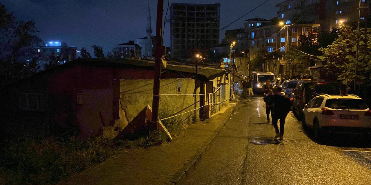 İstanbul- Gaziosmanpaşa'da Toprak Kayması; 14 Gecekondu Etkilendi, 70 Kişi Tahliye Edildi -2 (Ek Görüntü)